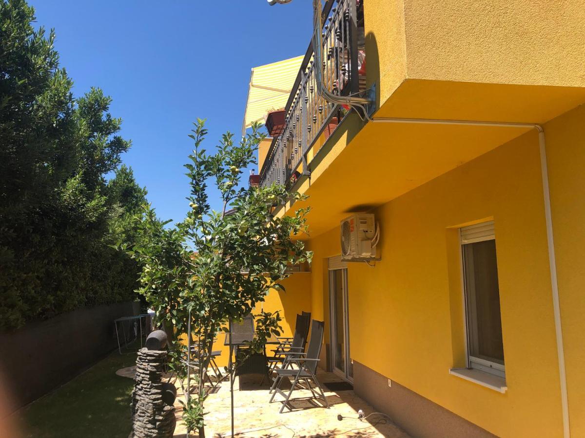 Spacious Apartment Close To The Sea In Kastel Luksic Kaštela Eksteriør bilde