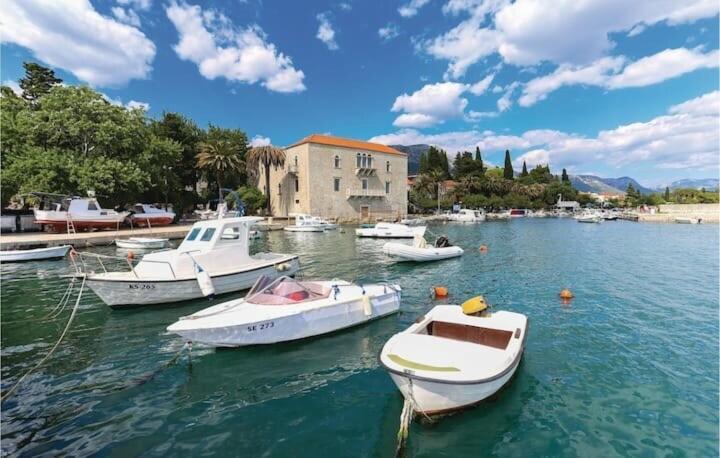 Spacious Apartment Close To The Sea In Kastel Luksic Kaštela Eksteriør bilde
