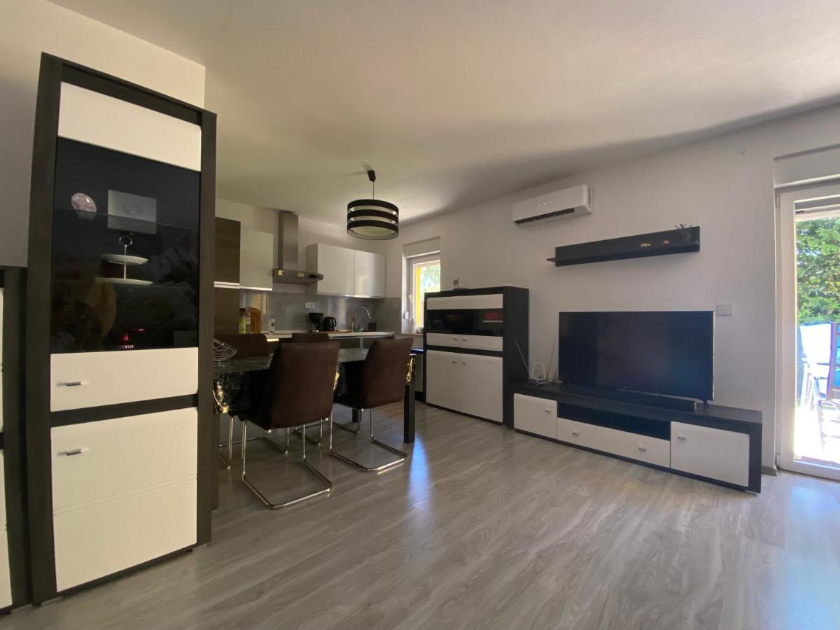 Spacious Apartment Close To The Sea In Kastel Luksic Kaštela Eksteriør bilde