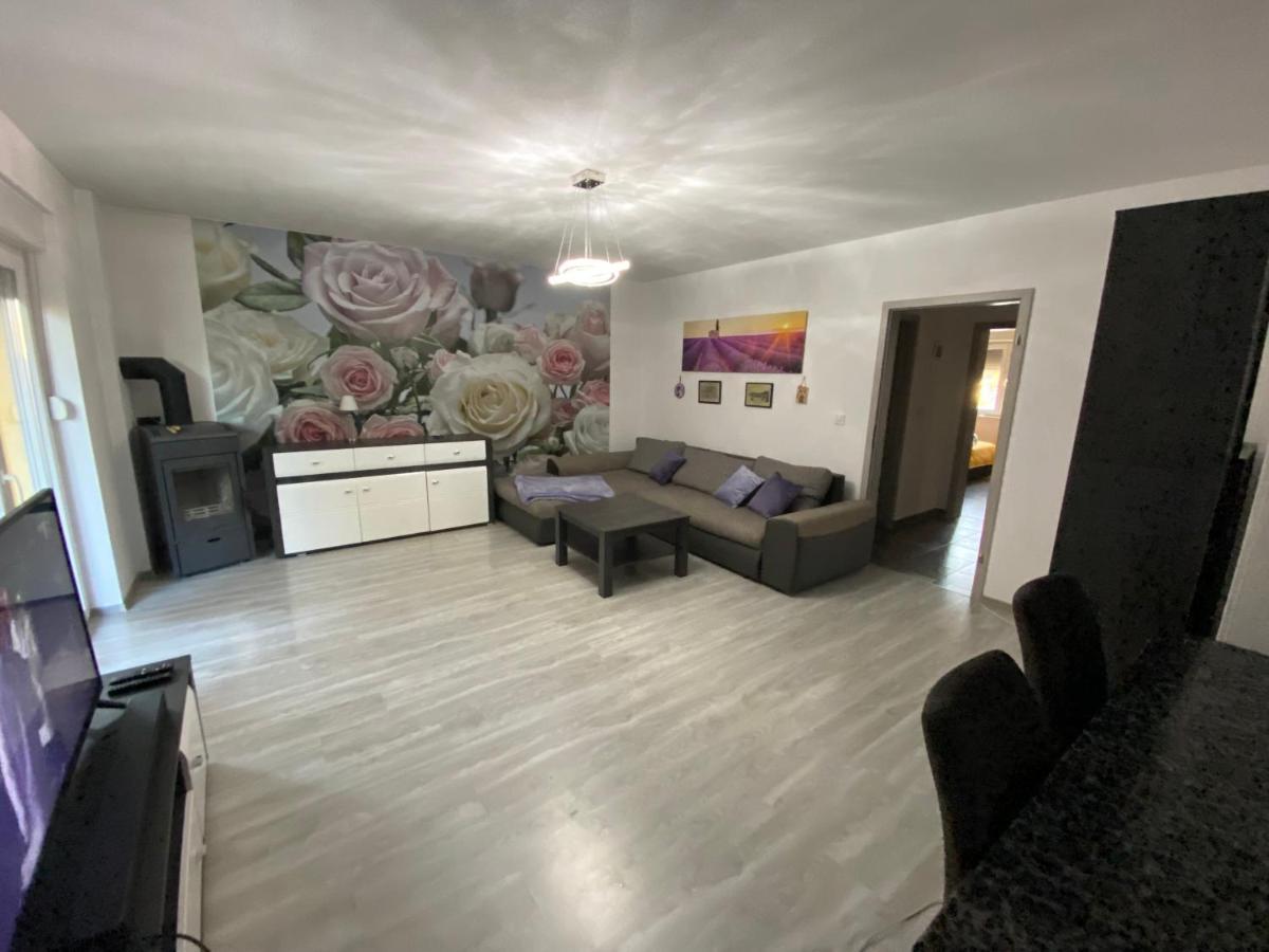 Spacious Apartment Close To The Sea In Kastel Luksic Kaštela Eksteriør bilde
