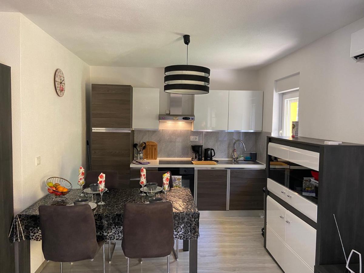 Spacious Apartment Close To The Sea In Kastel Luksic Kaštela Eksteriør bilde