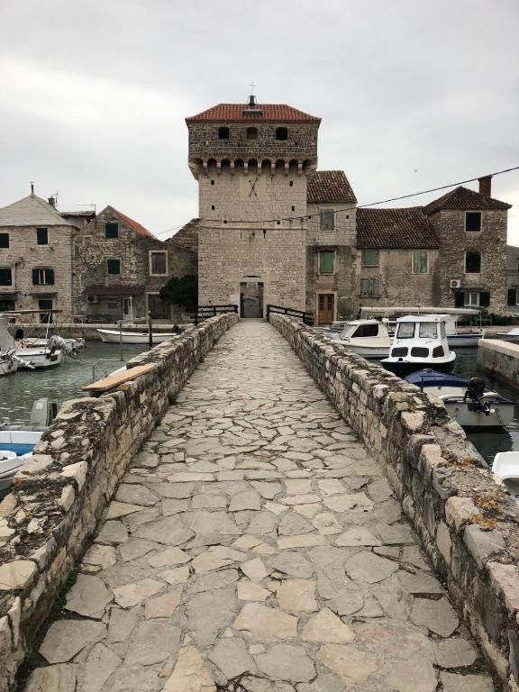 Spacious Apartment Close To The Sea In Kastel Luksic Kaštela Eksteriør bilde