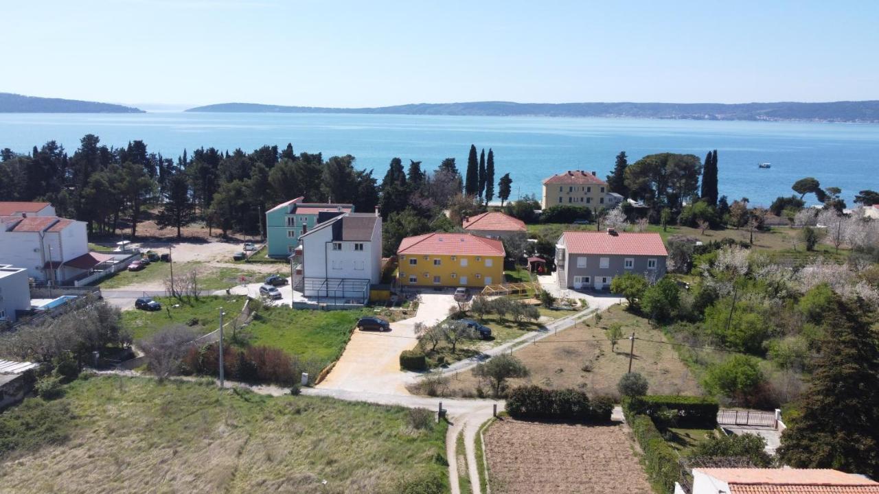 Spacious Apartment Close To The Sea In Kastel Luksic Kaštela Eksteriør bilde