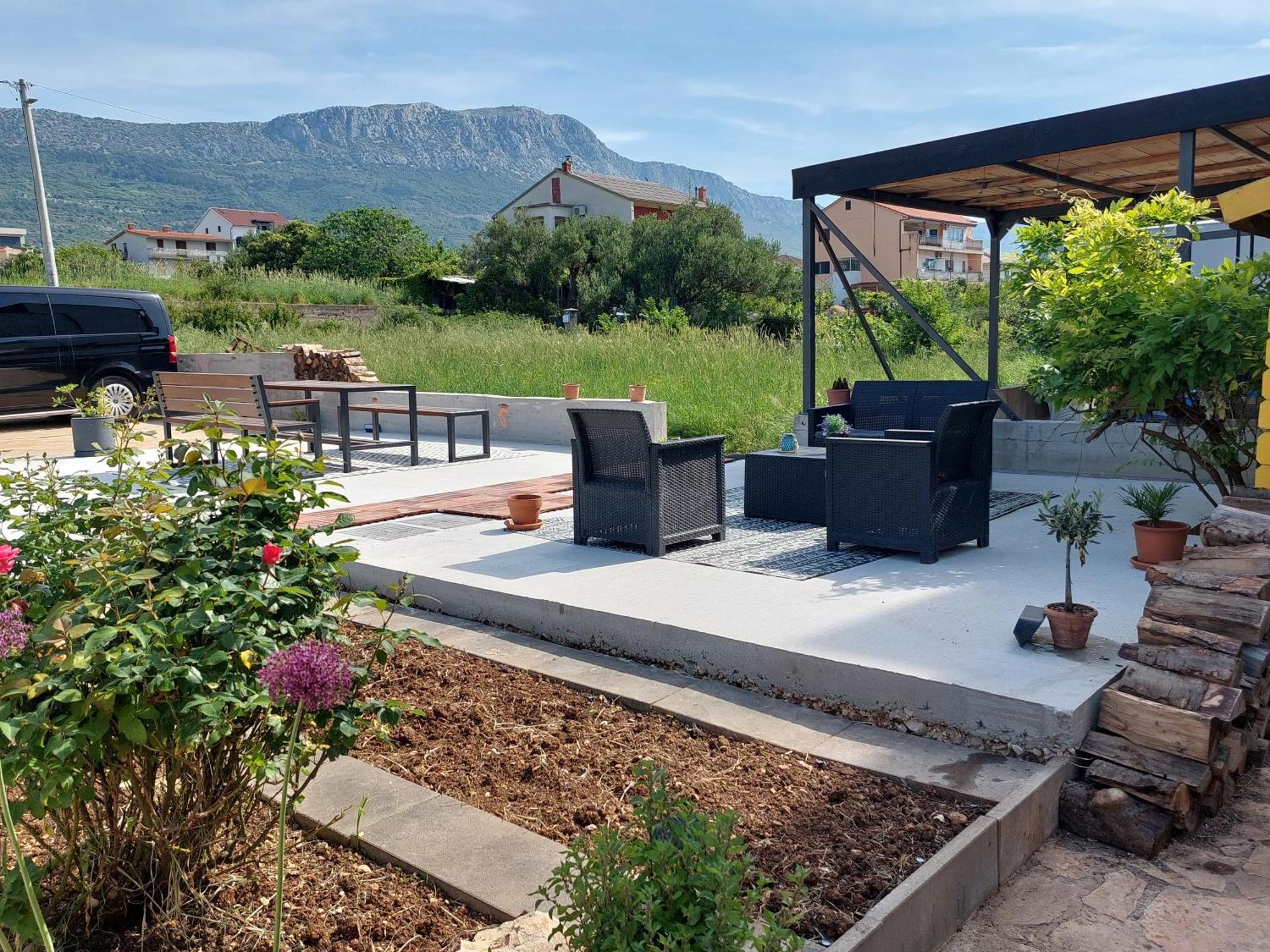 Spacious Apartment Close To The Sea In Kastel Luksic Kaštela Eksteriør bilde