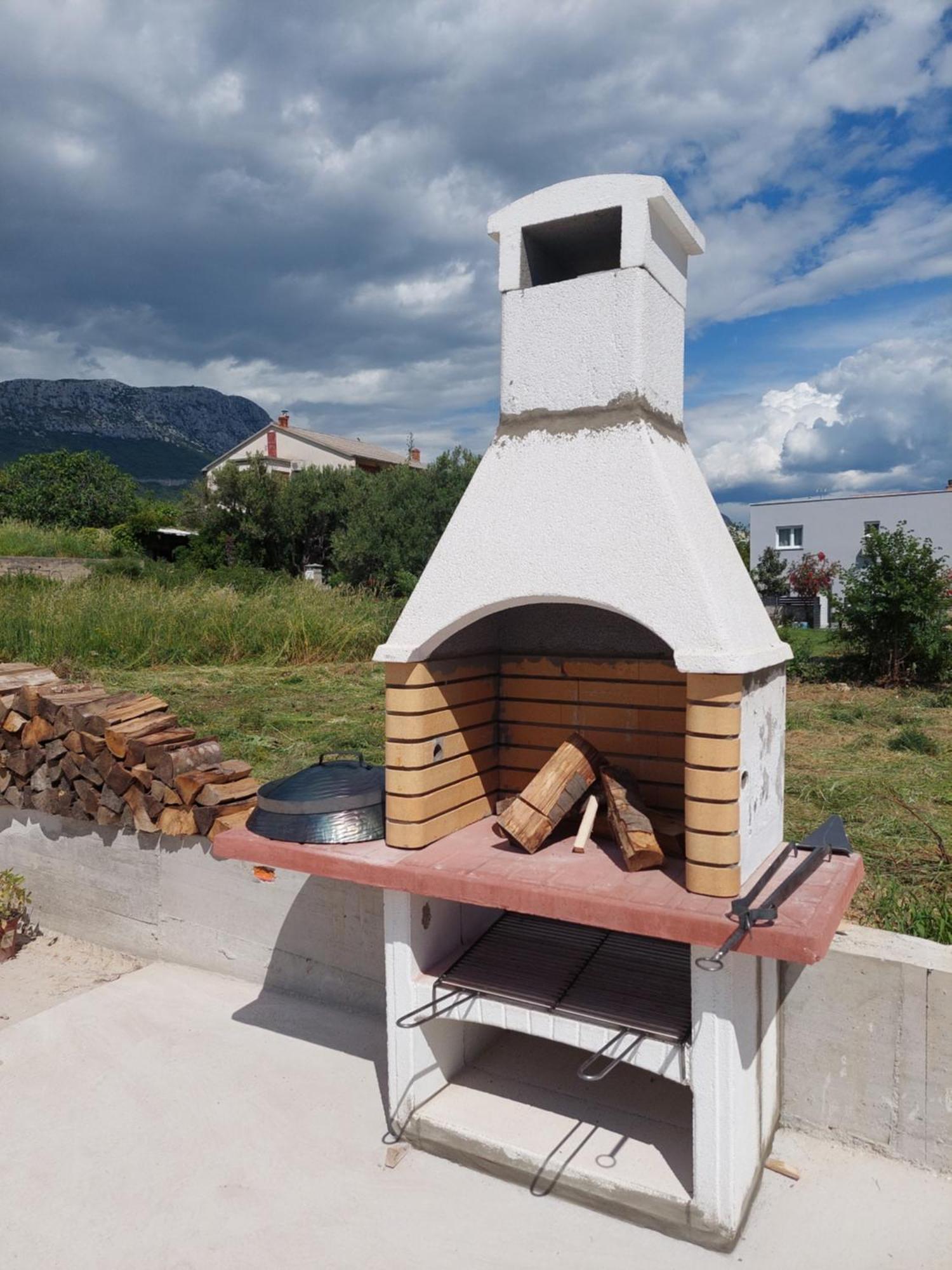 Spacious Apartment Close To The Sea In Kastel Luksic Kaštela Eksteriør bilde